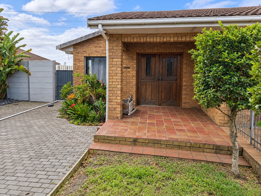 To Let 4 Bedroom Property for Rent in Rouxville Western Cape